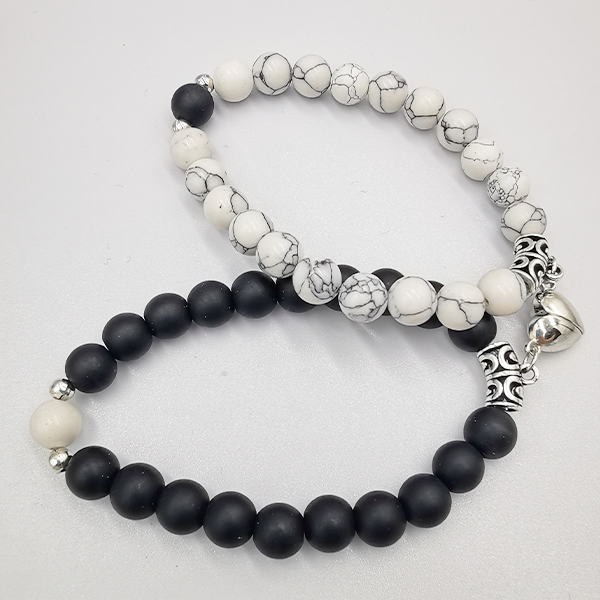 Personalisierte 2 Stück Perlenarmbänder unisex Moderne und schlichte Steinarmbänder. Schenken Sie Ihrem Liebhaber die Hälfte Ihres Herzens