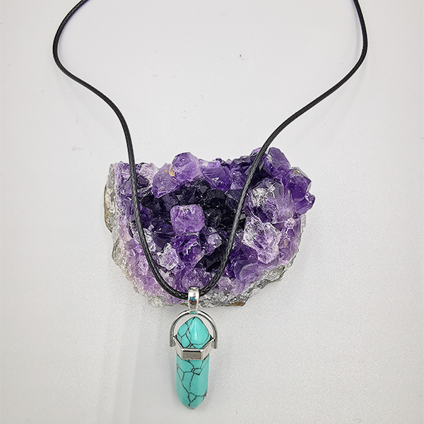 Persolisierte Türkisfarbene Kristallhalsketten für Sie.Geometrisch- stylistische, synthetische Steine geben Ihrer Geliebten das Gefühl, etwas Besonderes zu sein