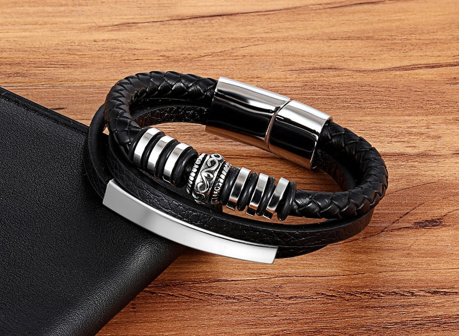 Personalisierte Armband aus echtem Leder für Herren. Mehrschichtig geflochtene, trendige Armbänder aus Kalbsleder mit magnetischer Schnalle. Mit individueller Gravur.