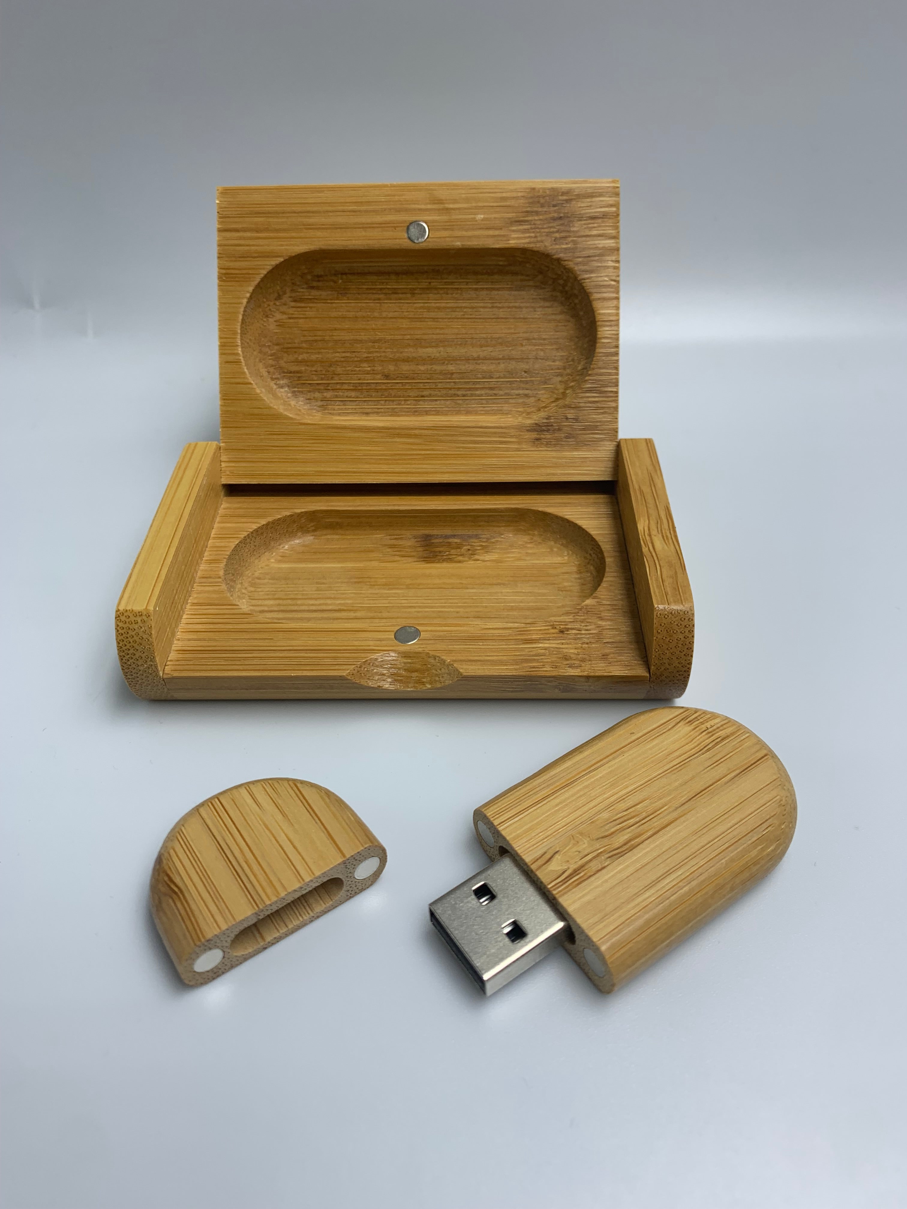 Personalisiere Box aus Holz und USB 2.0