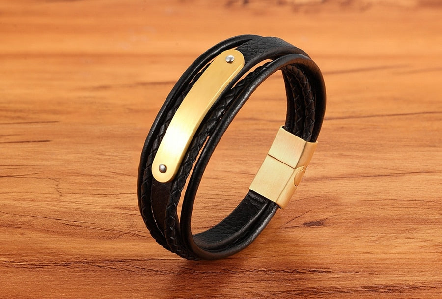 Personalisierte Armband aus echtem Leder für Herren. Mehrschichtig geflochtene, trendige Armbänder aus Kalbsleder mit magnetischer Schnalle. Mit individueller Gravur.